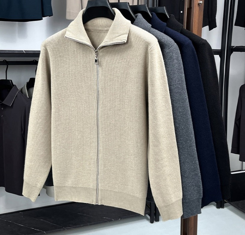 Stilren stickad kofta med dragkedja