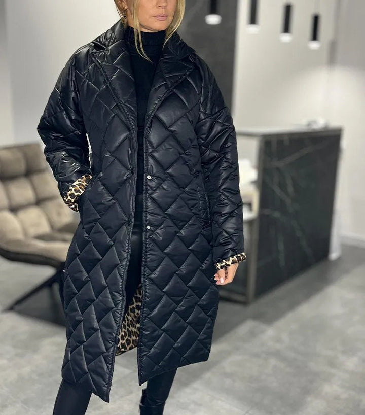 Ofira™ – Vändbar Quiltad Kappa med Leopardfoder